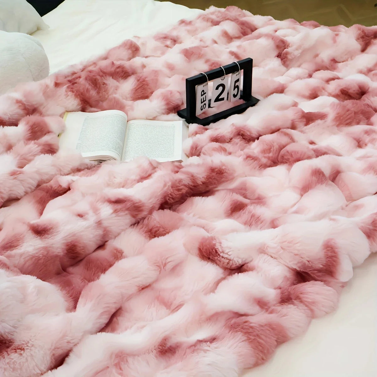 Luxury Faux Rabbit Fur Bubble Blanket | Ultra Soft Cozy Throw for Bedroom & Living Room | 4lb Warm Knitted Fleece